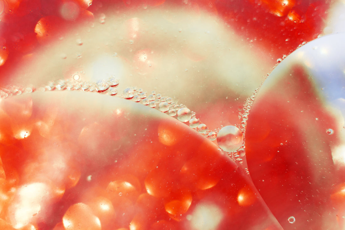 oméga 3 pour la peau sous forme de bulles d'huiles orange rouge