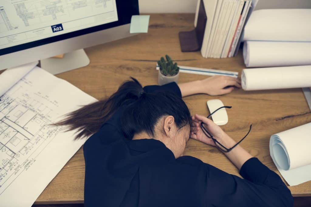 Femme d'affaires stressée et fatiguée dormant au bureau la journée