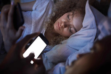 Lumière bleue des écrans : son impact surprenant sur votre sommeil