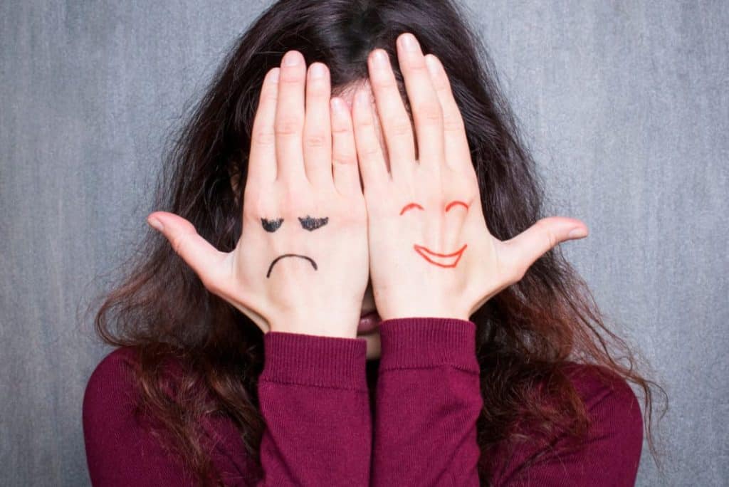Femme d'humeur changeante qui n'a pas le moral couvrant son visage avec ses mains