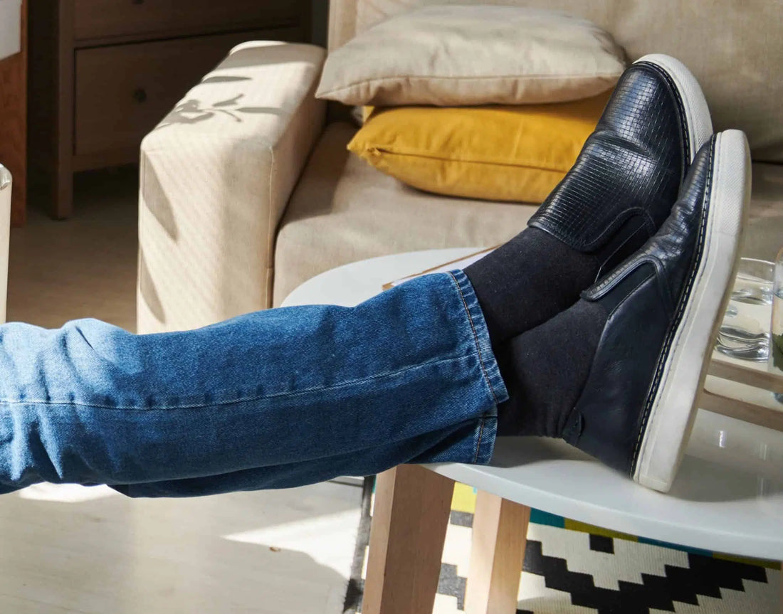 Faire la sieste pendant une pause au cours de la journée, en posant ses pieds sur la table basse