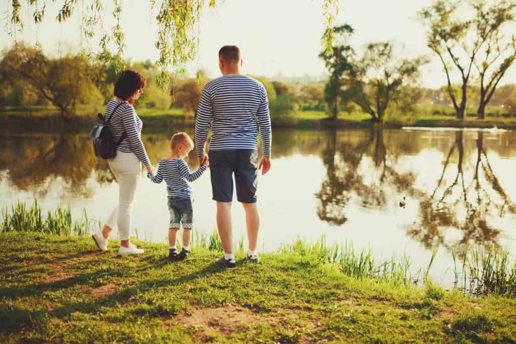 Stimulez vos hormones du bonheur comme cette famille heureuse dans un parc l'été