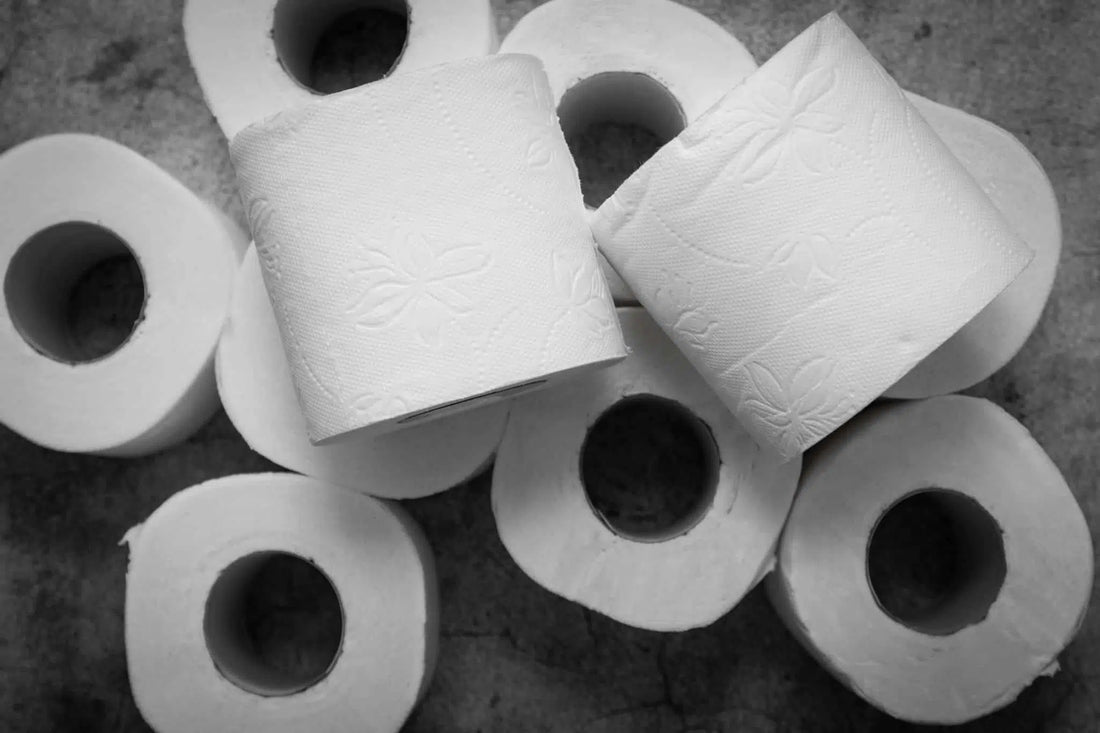 Comprendre les causes de la diarrhée pour éviter d'utiliser autant de papiers toilettes comme le montre cet amas de papier hygiénique