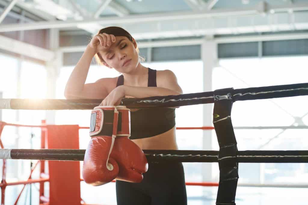 Cette boxeuse est fatiguée, peut-être à cause d'une carence en vitamine C