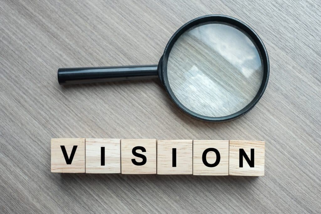 vitamine A pour les yeux concept de lettres écrivant vision au côté d'une loupe