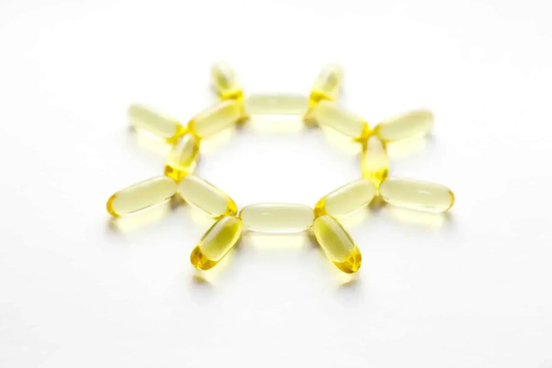 Capsules de vitamine D pour pallier une carence et formant un soleil