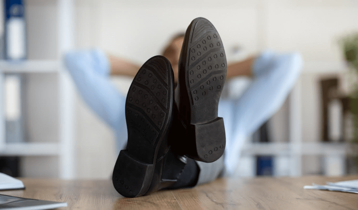 homme millénial se relaxe après le travail pour un meilleur sommeil