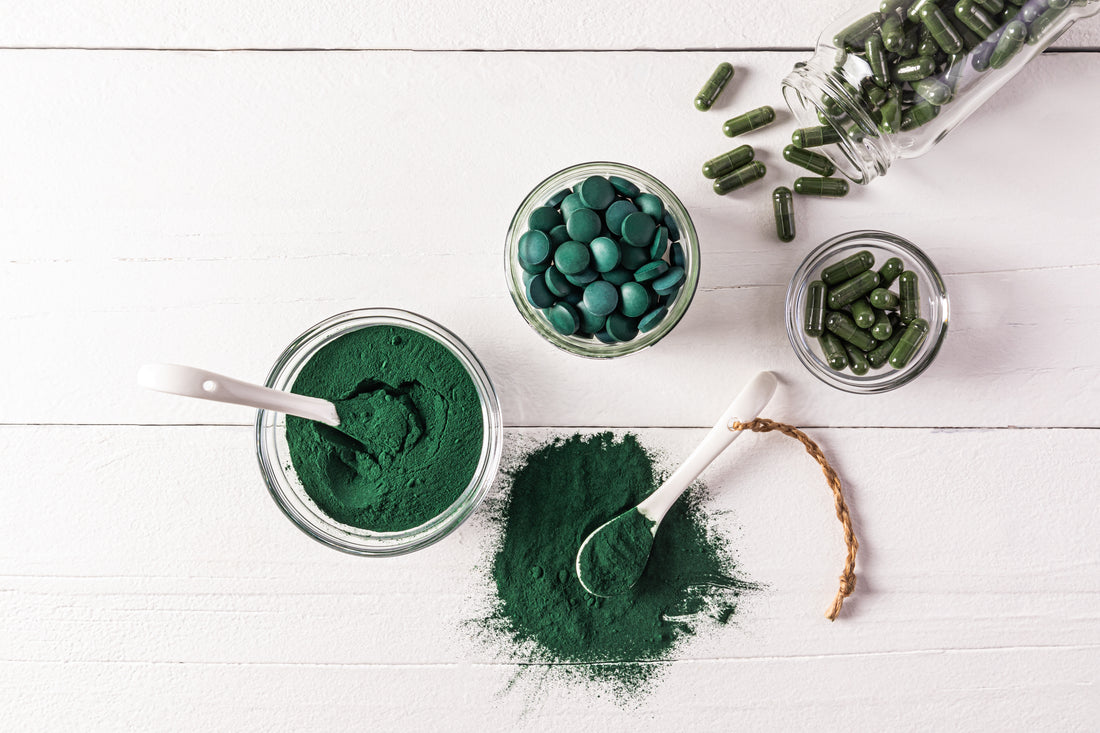 association spiruline en comprimé avec chlorella en poudre et klamath en gélule