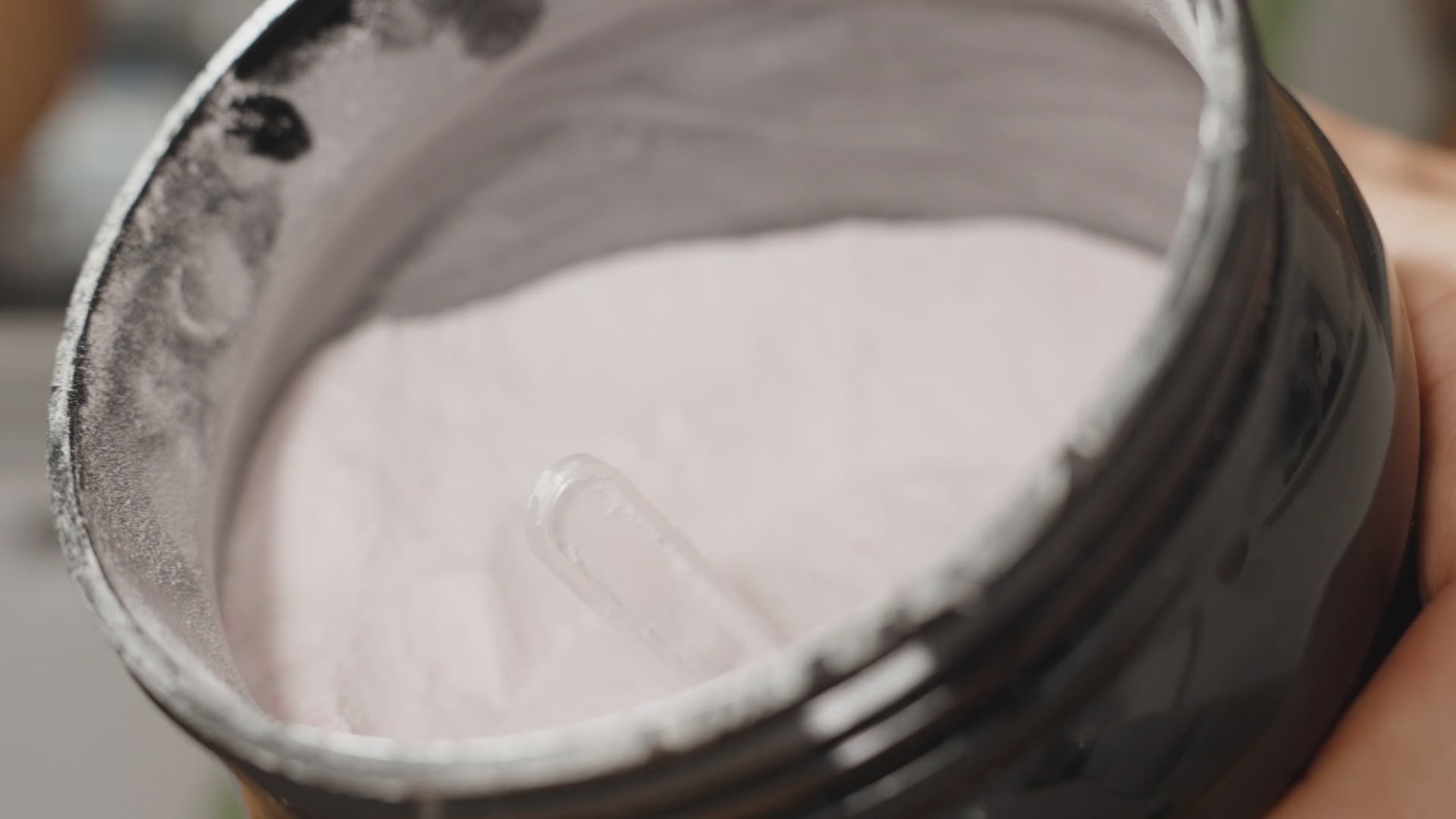 Charger la vidéo : Une personne se sert de la créatine en poudre