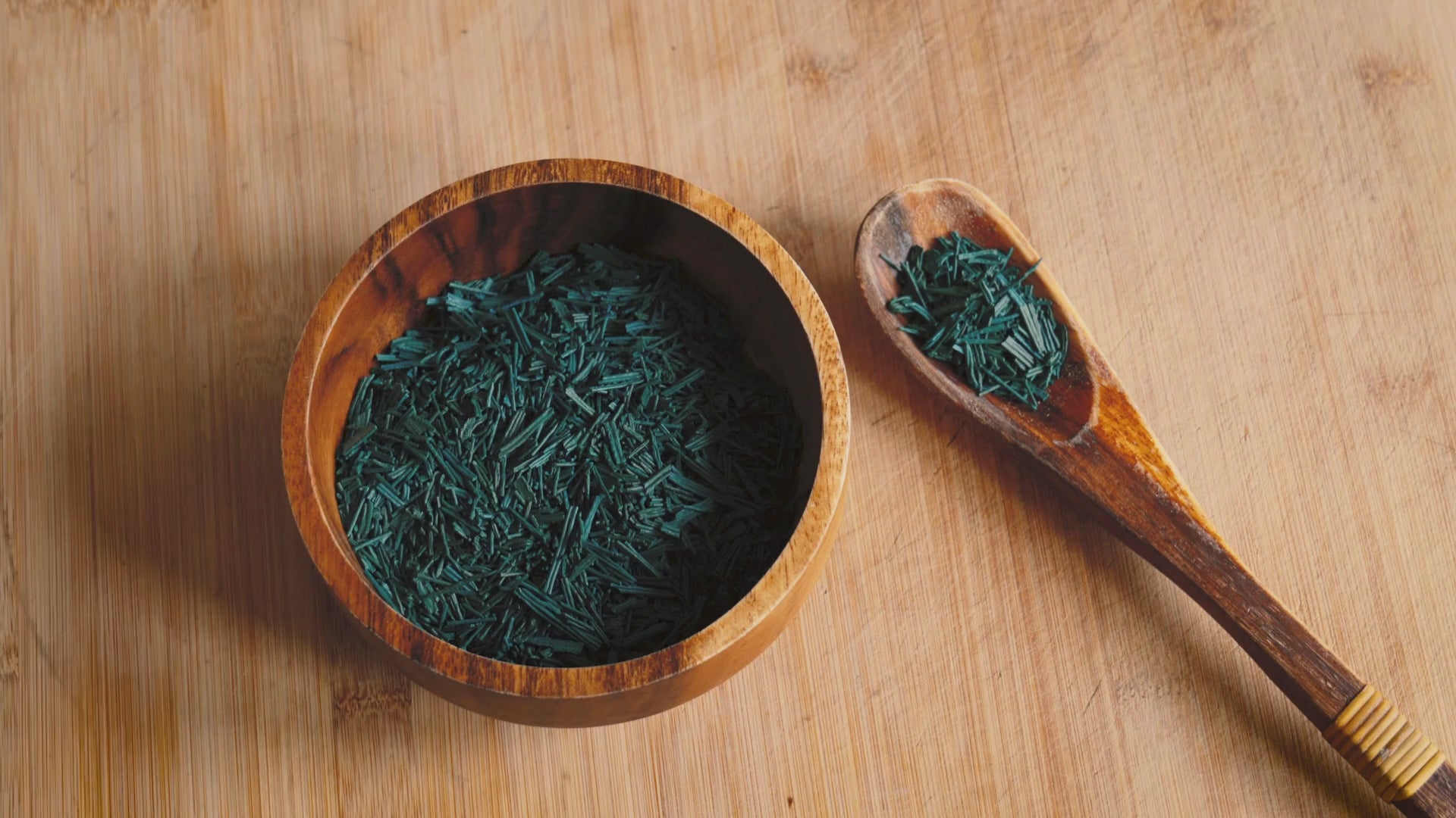 Charger la vidéo : Spiruline en paillette dans un bol en bois guilde ultime Nutrastream