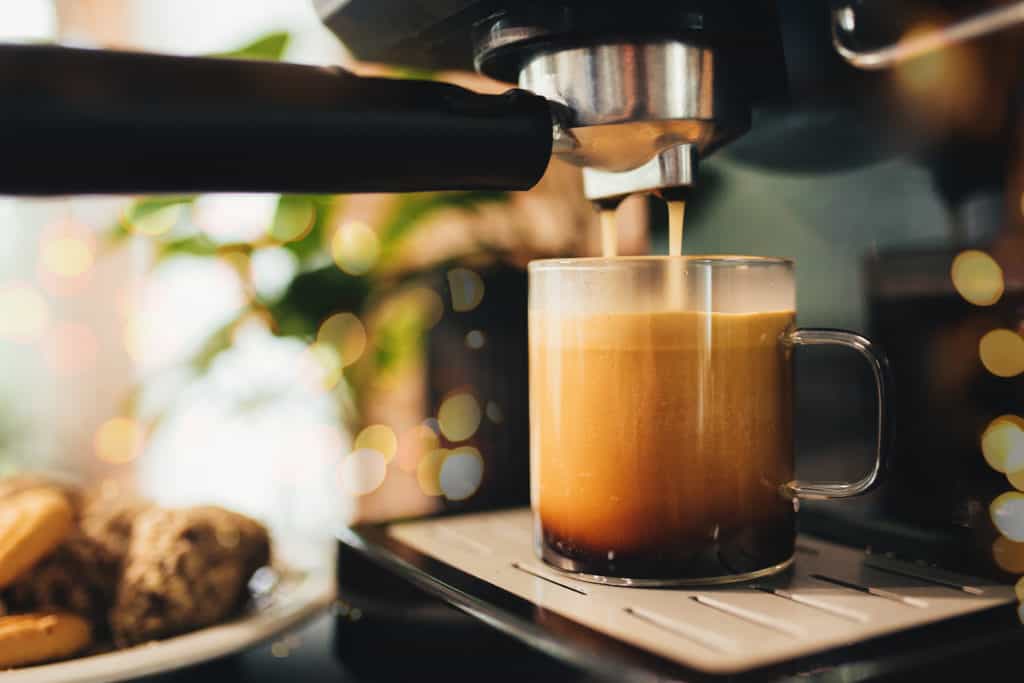 Tasse de café dont la consommation peut entraîner des carences en fer