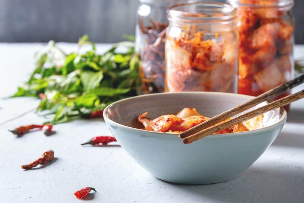 Lutter contre le stress efficacement avec ce bol de kimchi, une préparation de piments et légumes lactofermentés