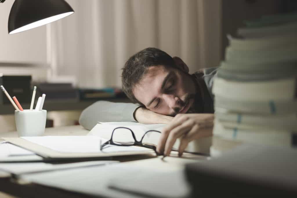 Quelles sont les raisons pour lesquelles vous manquez d’énergie et qui vous font dormir comme cet homme à son bureau ?