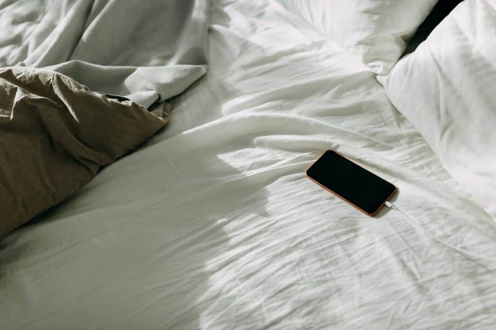 Combien d’heures de sommeil ce smartphone posé dans un lit a-t-il fait perdre à son propriétaire ?
